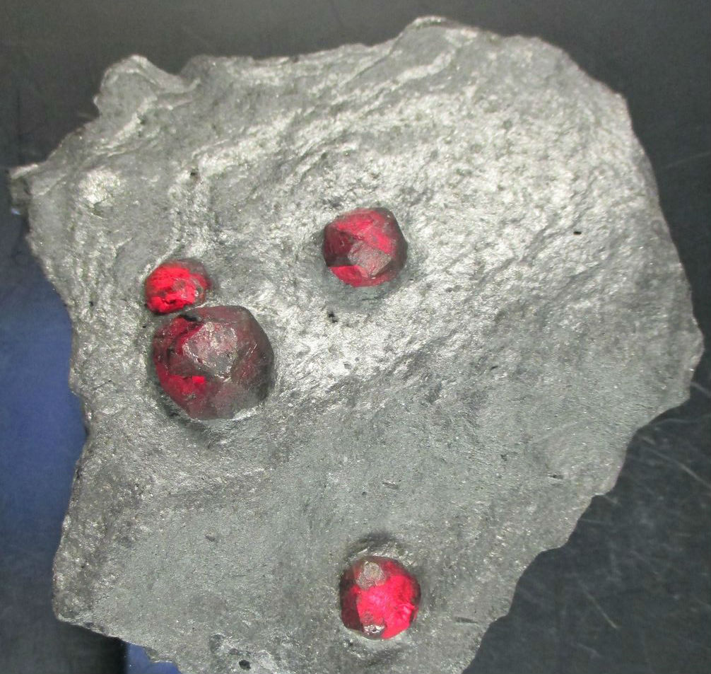 Almandine-Pyrope Series On Graphite