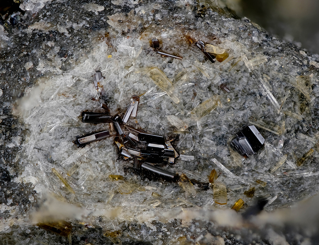 Enstatite & Pseudobrookite