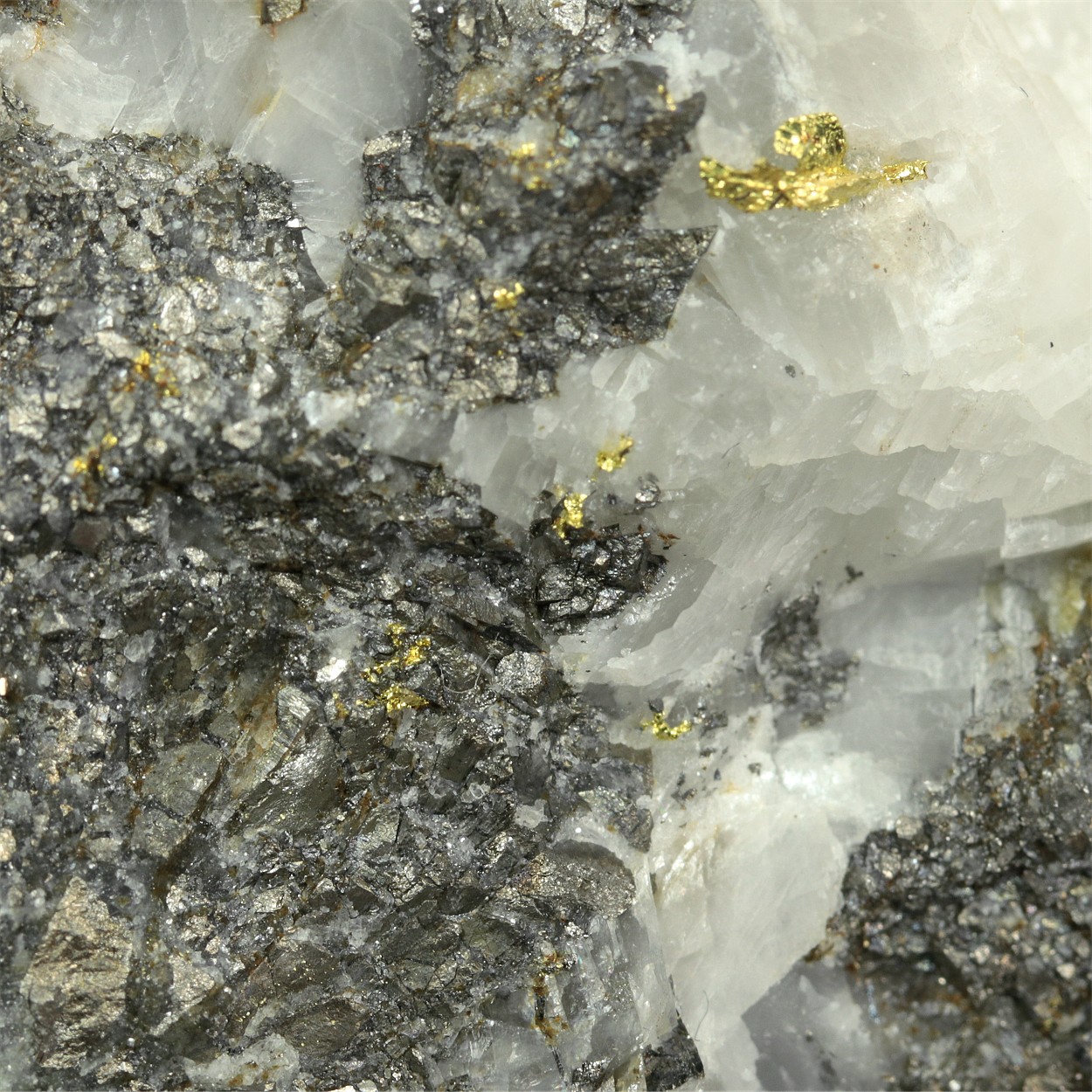 Gold With Tsumoite