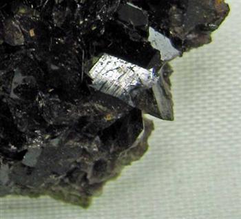 Axinite-(Fe)