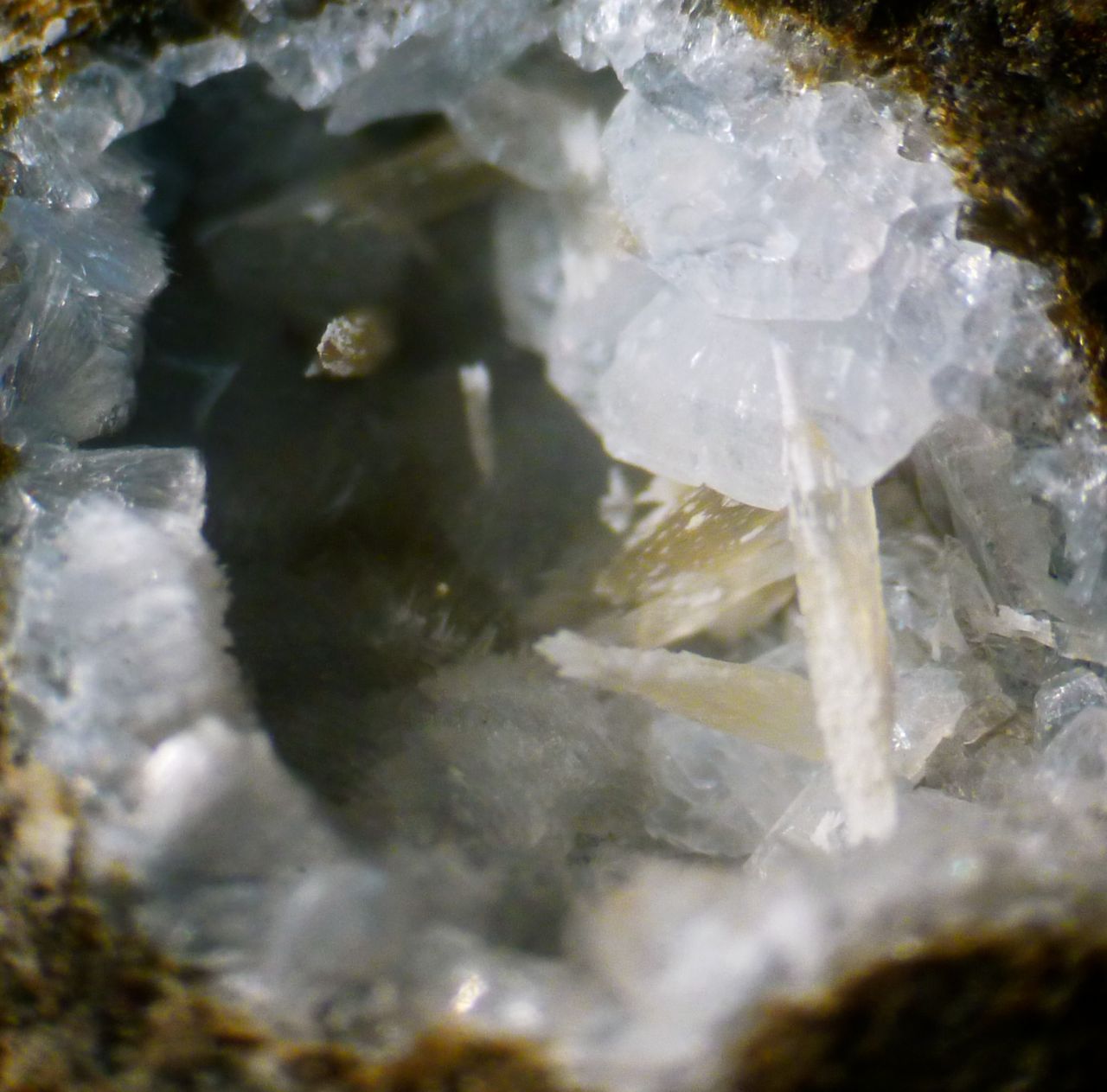 Lévyne Thomsonite Mesolite & Chabazite