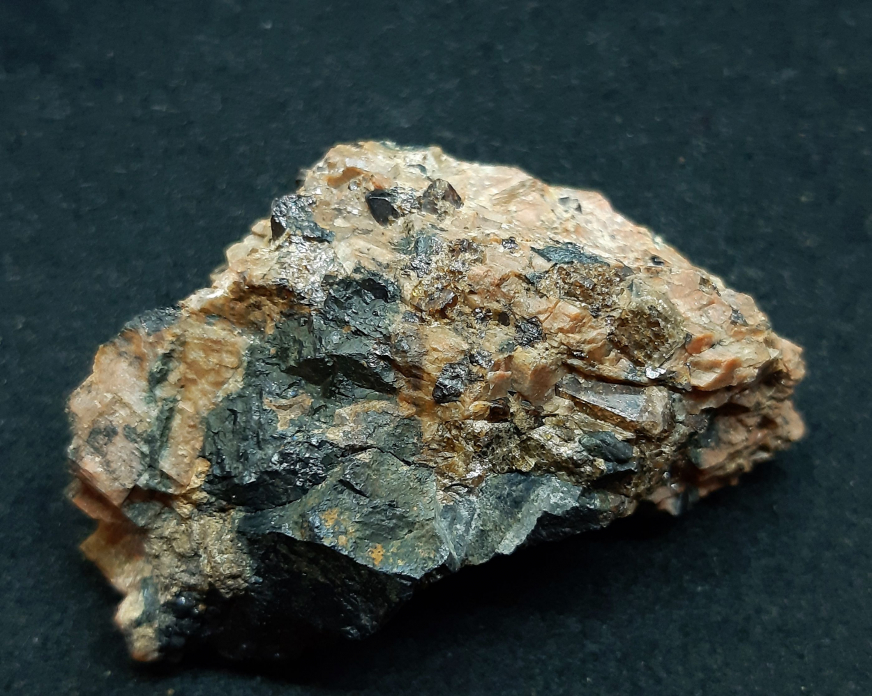 Pyrochlore Zircon & Magnetite