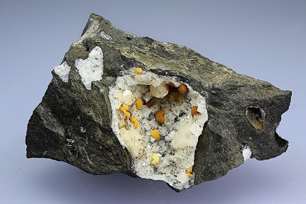 Chabazite-Na Thomsonite-Ca & Clinochlore