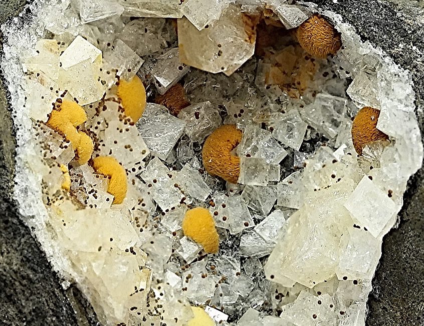 Chabazite-Na Thomsonite-Ca & Clinochlore