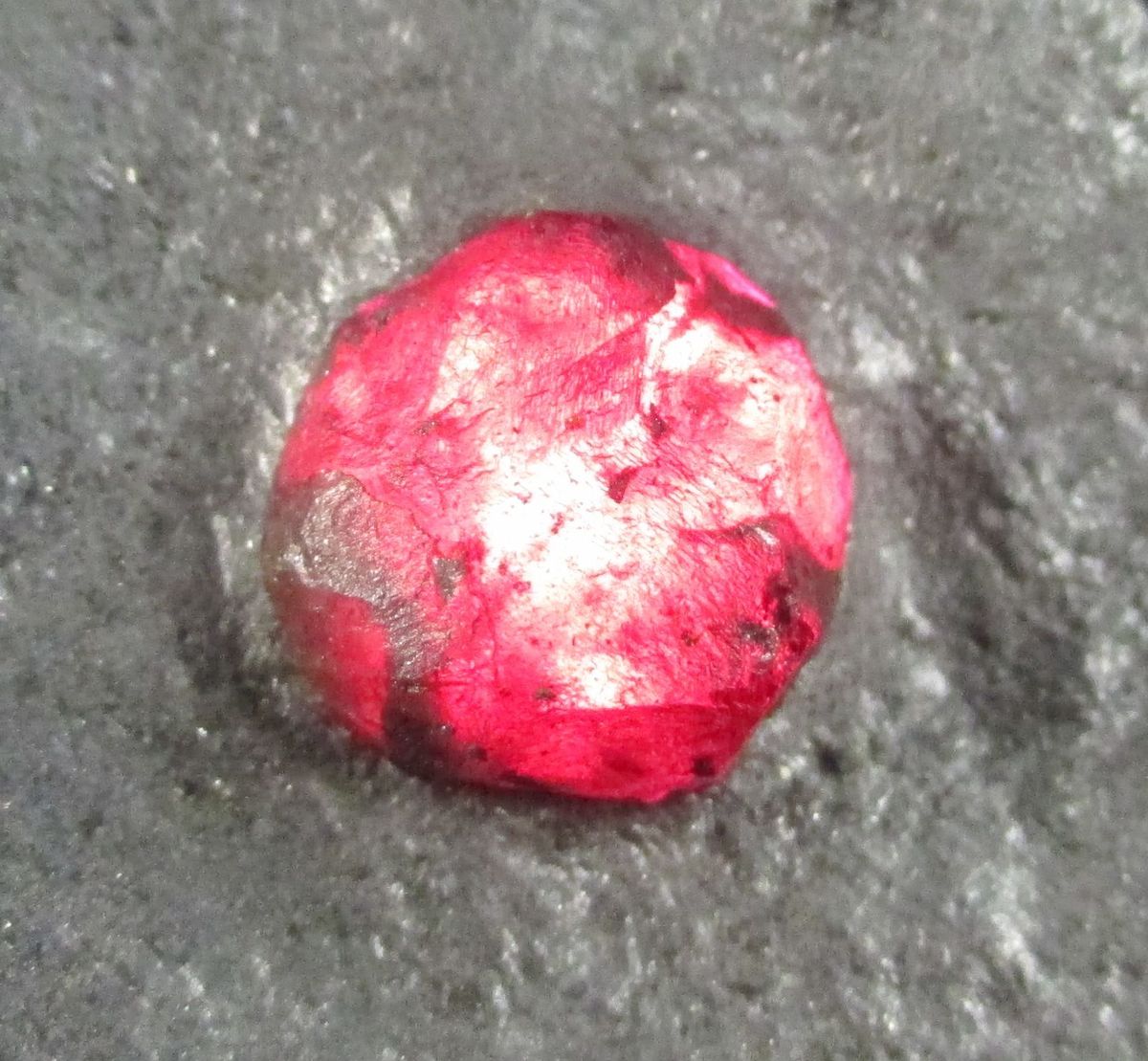 Almandine-Pyrope Series On Graphite