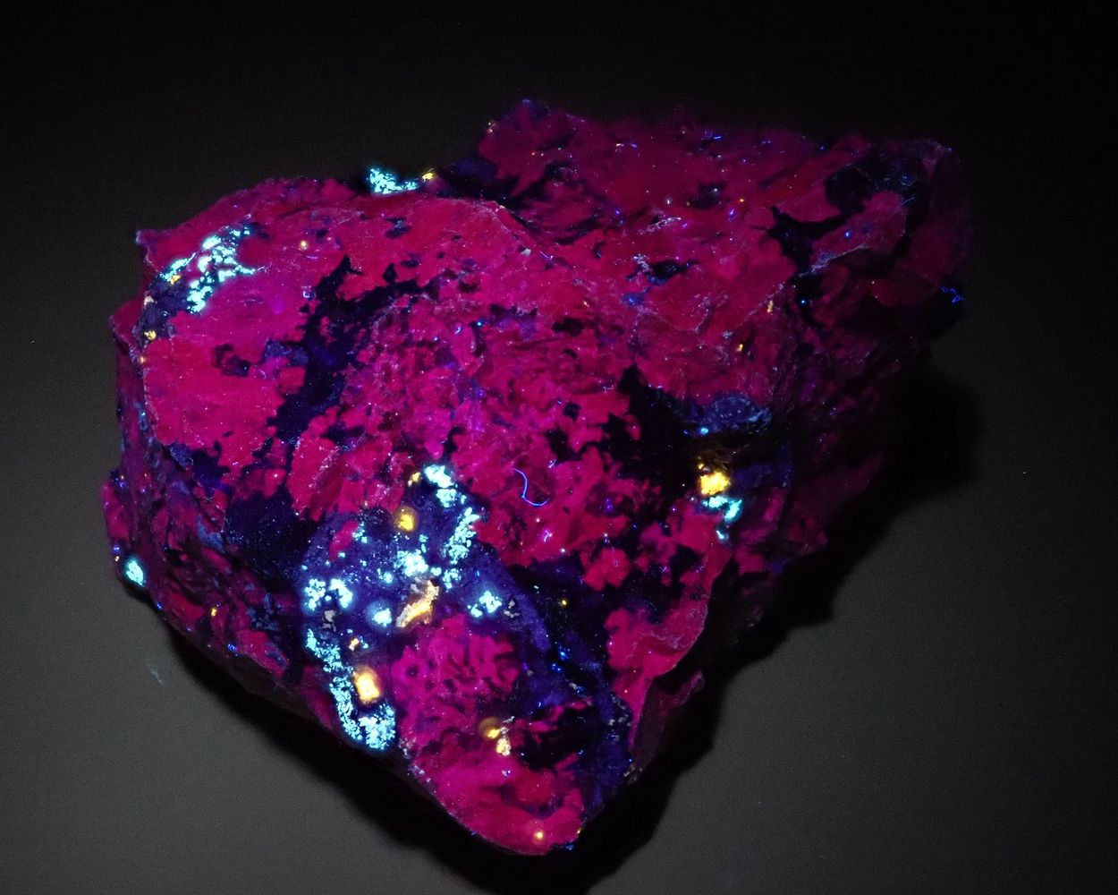 Zektzerite