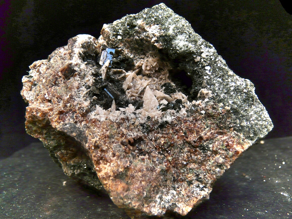 Cuspidine