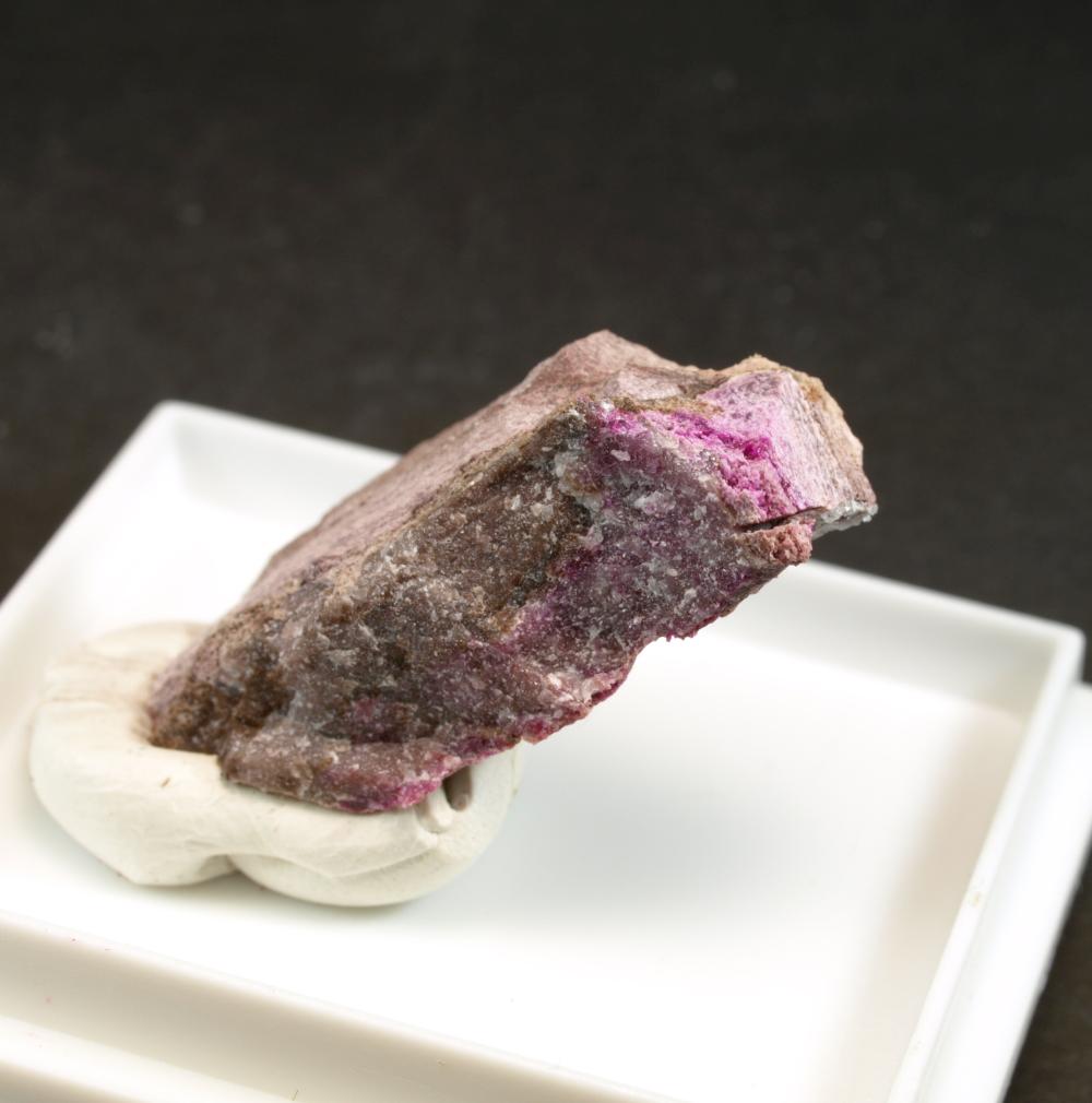 Aluminosugilite
