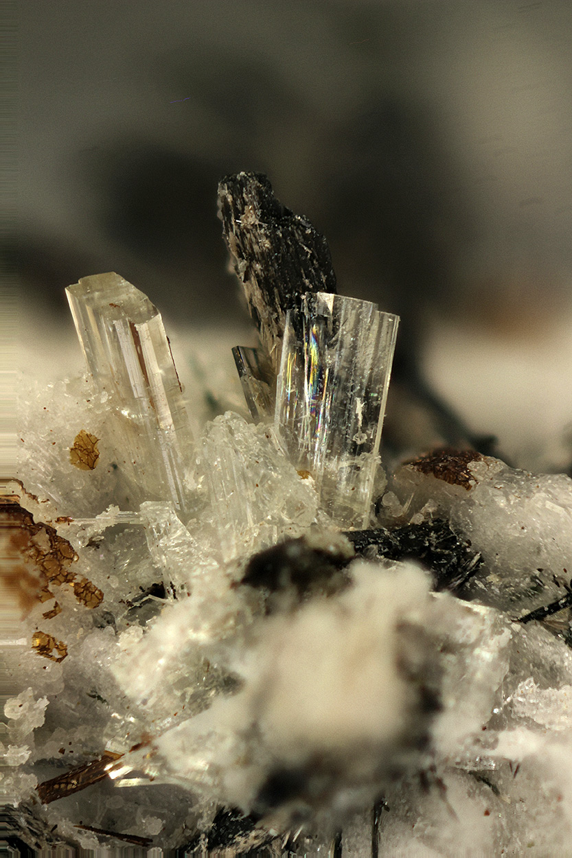Leucosphenite