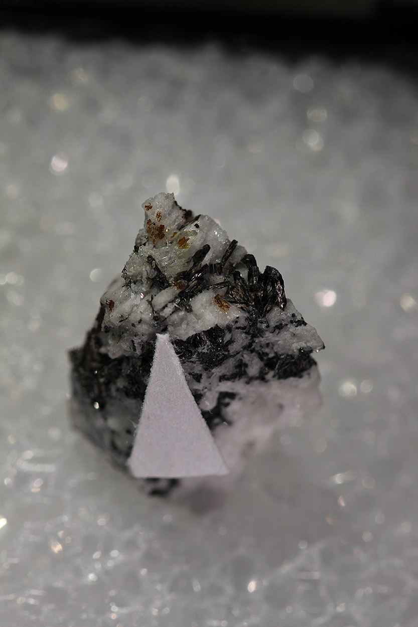 Leucosphenite