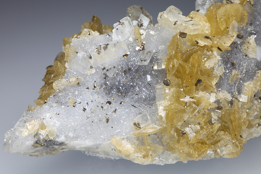 Cubanite Siderite Pyrrhotite & Dolomite