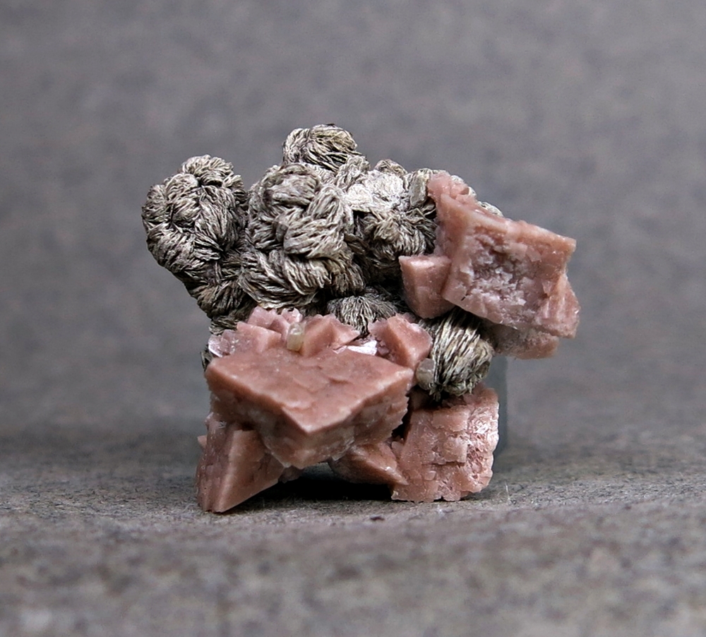 Bastnäsite-(Ce) & Rhodochrosite
