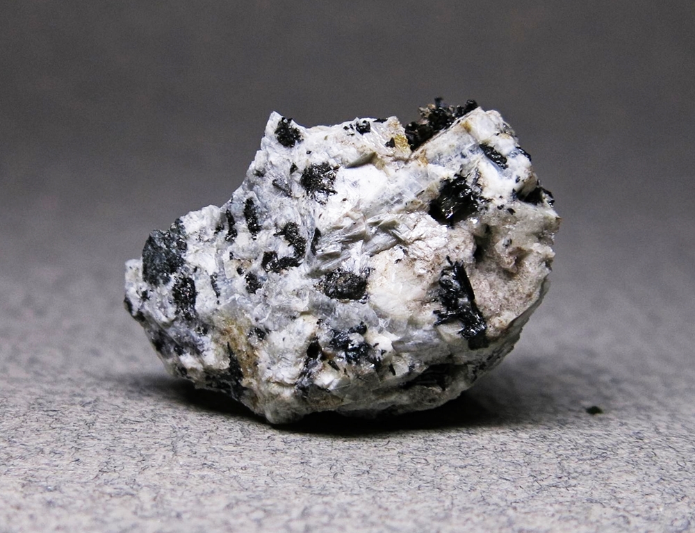 Leucosphenite