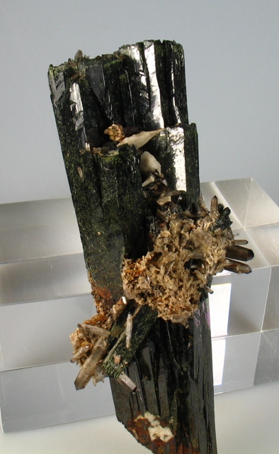 Aegirine & Parisite-(Ce)