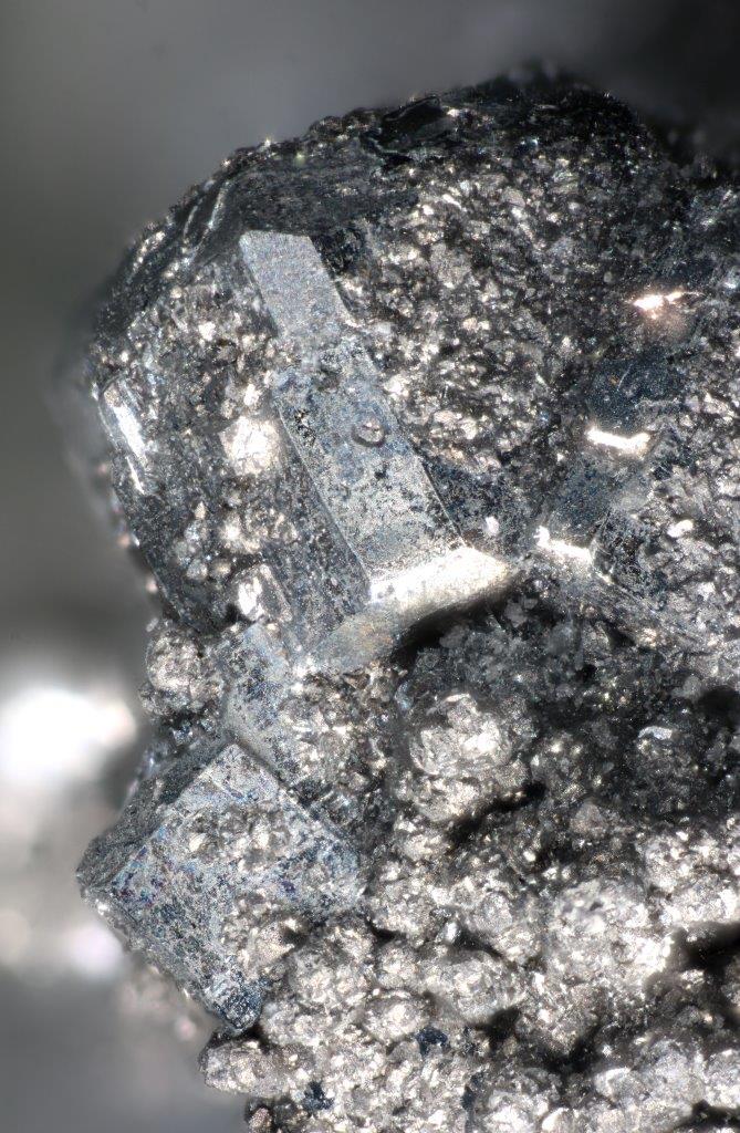 Rammelsbergite & Pararammelsbergite On Nickelskutterudite